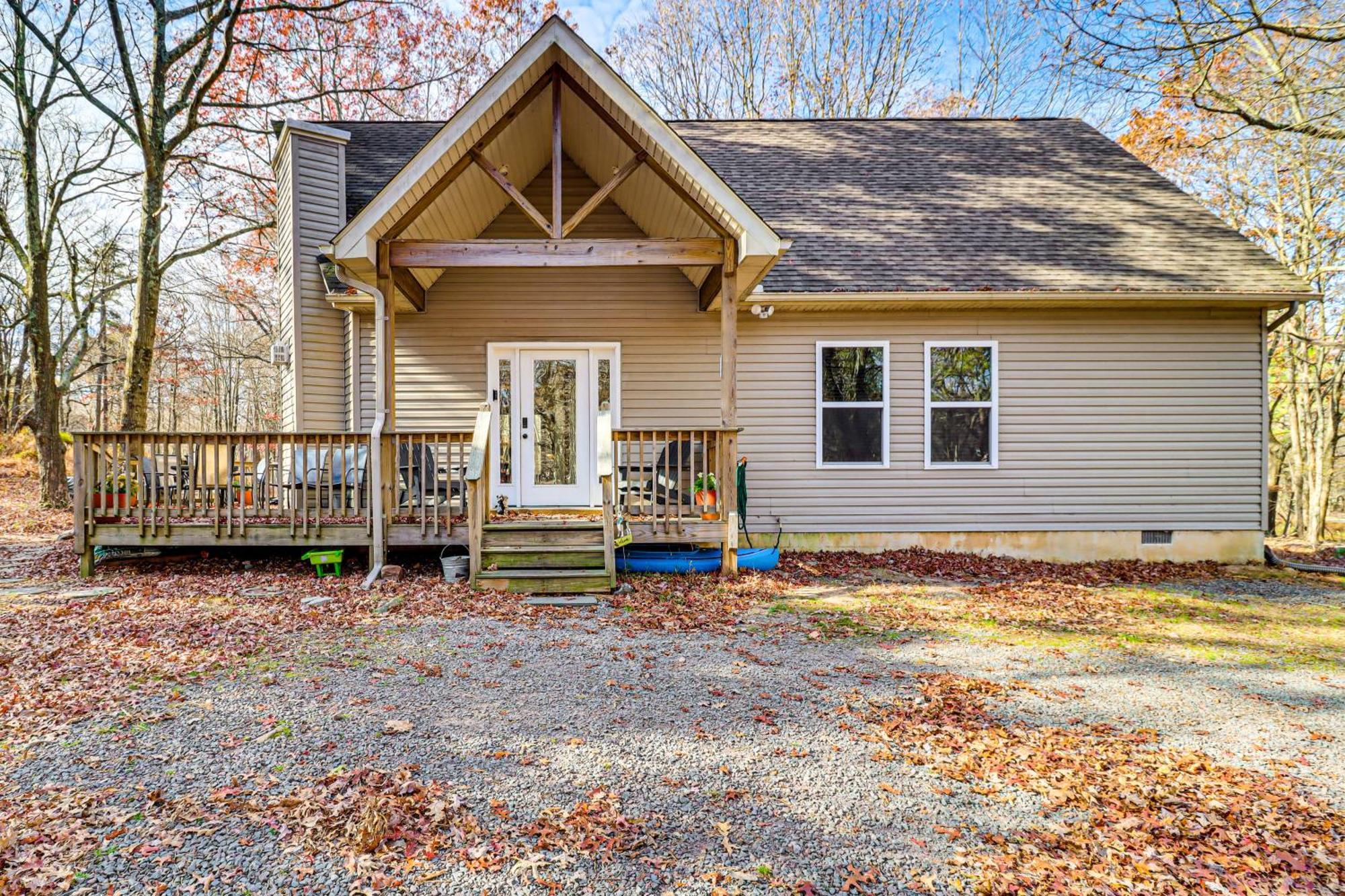Serene Poconos With And Access! Holiday home Albrightsville